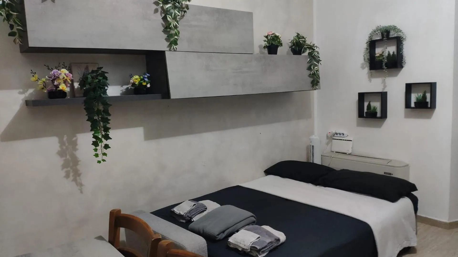 Deluxe Room With Private Kitchen And Garden - Close To Metro C Rome Guest house